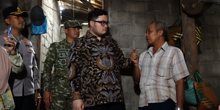 Kunjungi Bocah Difabel yang Hidup Bersama Kakek, Mas Dhito Tebus Ijazah dan Beri Modal Usaha