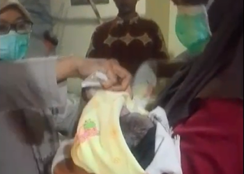 Geger Temuan Bayi Perempuan di Teras Rumah Warga Jombang, Kondisi Masih Berari-ari
