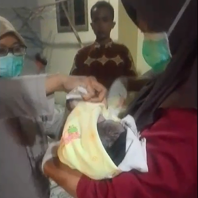 Geger Temuan Bayi Perempuan di Teras Rumah Warga Jombang, Kondisi Masih Berari-ari