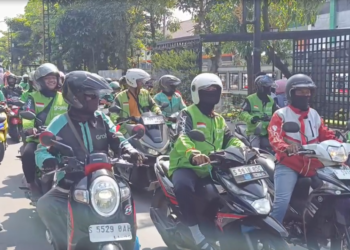 Bela Nadiem Makarim, Ratusan Ojol Gruduk PN Jombang Sebut Ada Indikasi “Kambing Hitam”