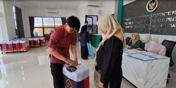 Cegah Koper Tertukar, Jamaah Haji Kediri Pasang Tanda Unik Mulai Boneka Cabai hingga Tutup Galon