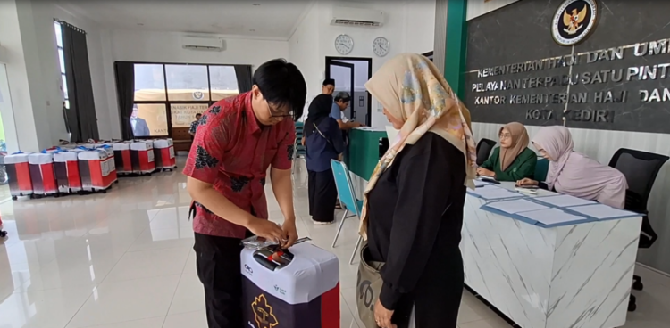 Cegah Koper Tertukar, Jamaah Haji Kediri Pasang Tanda Unik Mulai Boneka Cabai hingga Tutup Galon