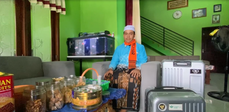 Gantikan Kursi Almarhum Ayah, Remaja 18 Tahun di Blitar Jadi Haji Termuda, Kesehariannya Tetap Tekun Ngarit
