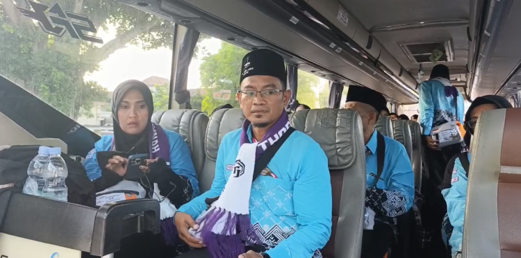 Diwarnai Suasana Haru, Ratusan CJH Jombang Berangkat, Dua Orang Terpaksa Mundur karena Sakit