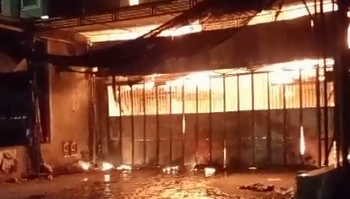 Geger! Kios Jajanan di Jombang Ludes Terbakar, Rekaman CCTV Tunjukkan Aksi Pelemparan Bom Molotov