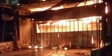 Geger! Kios Jajanan di Jombang Ludes Terbakar, Rekaman CCTV Tunjukkan Aksi Pelemparan Bom Molotov