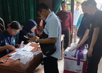 Hindari Tertukar, Calon Jamaah Haji Jombang Pasang Penanda Unik: Dari Boneka hingga Gelas Plastik