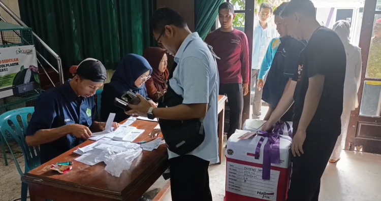 Hindari Tertukar, Calon Jamaah Haji Jombang Pasang Penanda Unik: Dari Boneka hingga Gelas Plastik