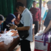 Hindari Tertukar, Calon Jamaah Haji Jombang Pasang Penanda Unik: Dari Boneka hingga Gelas Plastik
