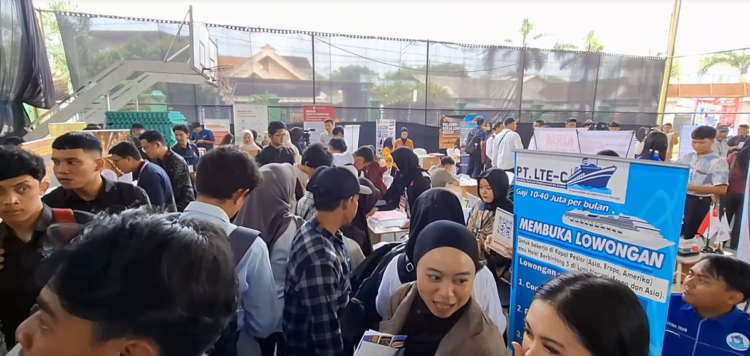 Sediakan Seribu Lowongan dari 62 Perusahaan, Job Fair SMKN 1 Kademangan Diserbu Pencari Kerja