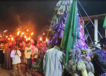 Semarak Malam Takbiran di Kediri, Ratusan Warga Gelar Pawai Obor dan Rebutan Gunungan Sayur