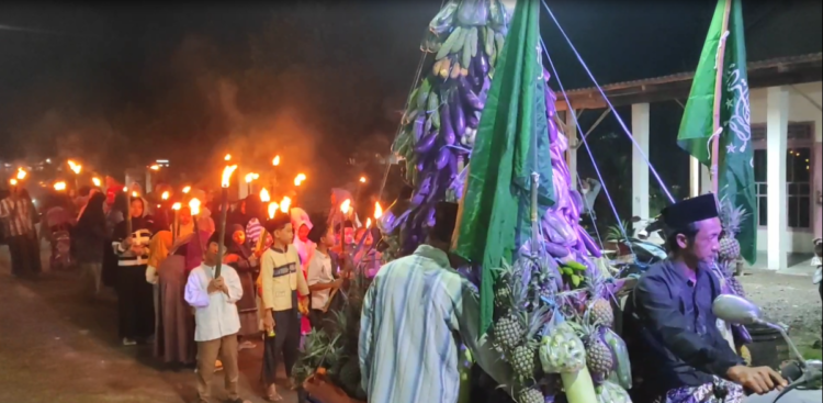 Semarak Malam Takbiran di Kediri, Ratusan Warga Gelar Pawai Obor dan Rebutan Gunungan Sayur