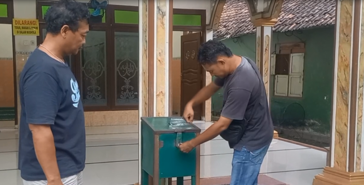 Pura-Pura Salat, Pencuri Kotak Amal di Jombang Terekam CCTV, Sudah Empat Kali Beraksi