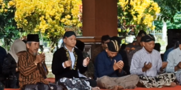 Berebut Berkah di Derasnya Arus, Ratusan Warga Trenggalek Meriahkan Tradisi Nyadran Dam Bagong