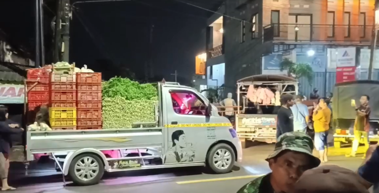 Tolak Relokasi, Pedagang Pasar Pagi Kesamben Blokir Jalan Nasional Malang-Blitar