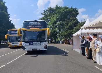 Lautan Manusia di SLG, 1.065 Jamaah Haji Kabupaten Kediri Mulai Bertolak ke Tanah Suci