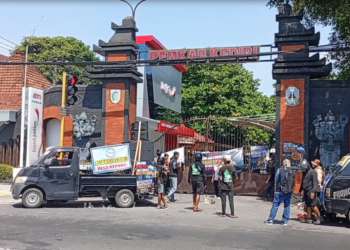 Demo di Depan Kantor Pemkab Kediri Memanas, Massa Tuntut Transparansi Kasus Korupsi Perangkat Desa