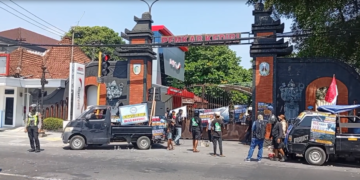 Demo di Depan Kantor Pemkab Kediri Memanas, Massa Tuntut Transparansi Kasus Korupsi Perangkat Desa