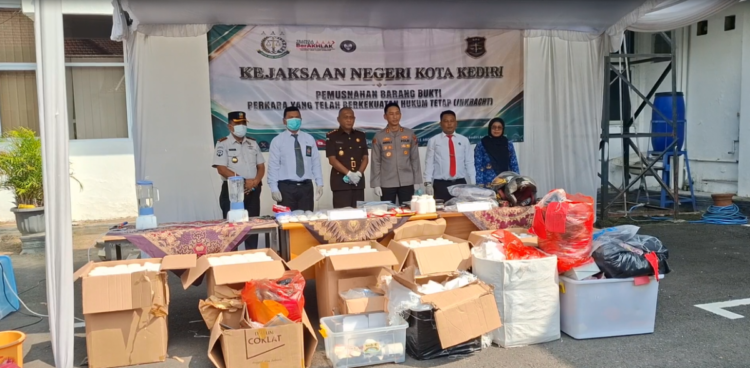Kejari Kota Kediri Blender Hampir 2 Kg Sabu dan Bakar Ratusan Ribu Pil Koplo, Bukti Peredaran Masih Marak