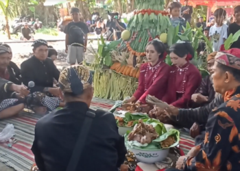 Lestarikan Warisan Leluhur, Warga Balerejo Blitar Rayakan Sedekah Bumi dengan Berebut Gunungan Raksasa