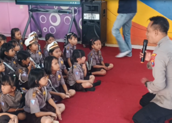 Peringati Harkitnas, Kapolsek Kediri Kota Jadi Dalang Wayang Edukasi Bahaya Gadget pada Anak