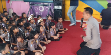 Peringati Harkitnas, Kapolsek Kediri Kota Jadi Dalang Wayang Edukasi Bahaya Gadget pada Anak