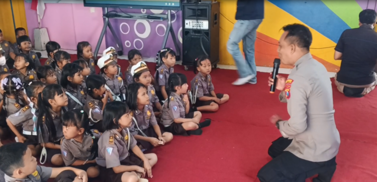Peringati Harkitnas, Kapolsek Kediri Kota Jadi Dalang Wayang Edukasi Bahaya Gadget pada Anak