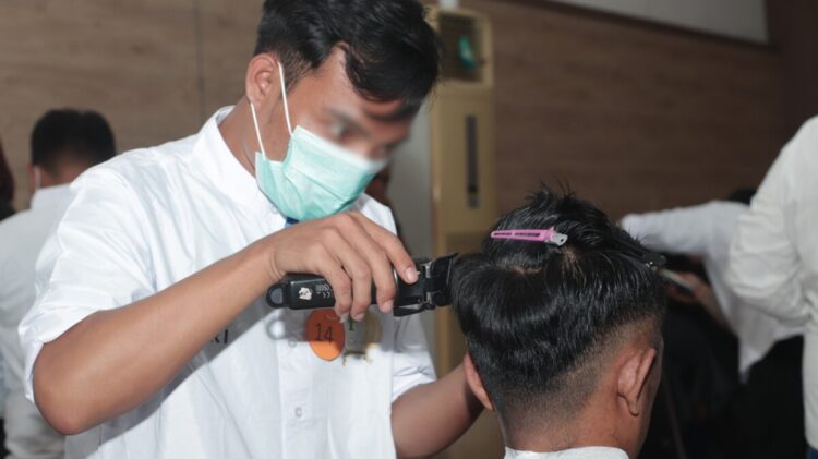 Bekali Keterampilan dan Sertifikasi, Lapas Kediri Gelar Uji Kompetensi Barbershop bagi Puluhan Warga Binaan