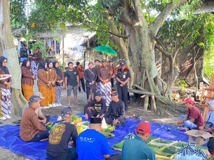 Grebeg Suro Pemdes Brenggolo Meriah, 11 Gunungan Hasil Bumi dan Ribuan Lengkong Warnai Tahun Baru Islam 1448 Hijriah