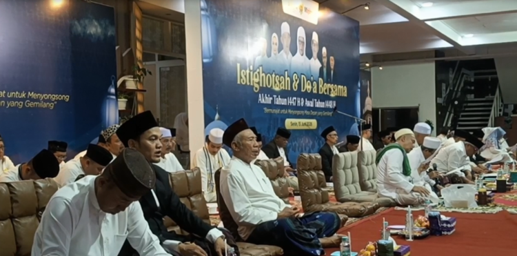 Sambut 1 Muharram 1448 H, Ribuan Jamaah Padati Depan Balai Kota Kediri untuk Istighotsah