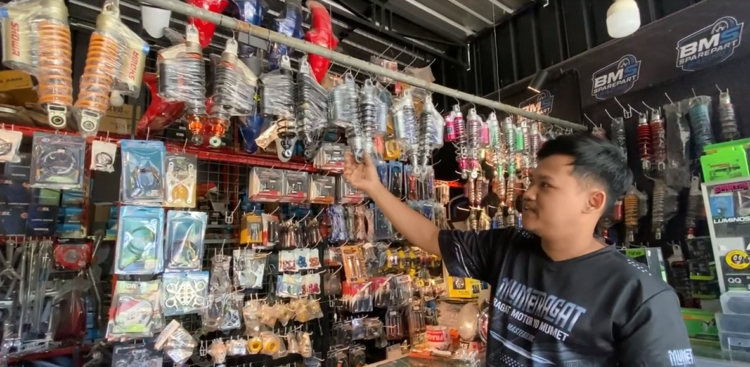 Dolar AS Tembus Rp 18 Ribu, Harga Aksesoris dan Variasi Motor di Blitar Melonjak 20 Persen