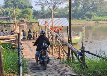 Jembatan Kaliombo Ditutup, Penumpang Perahu Tambang Sungai Brantas Melonjak 50 Persen