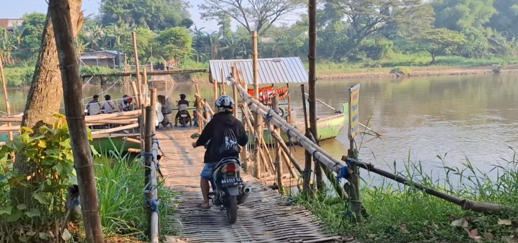 Jembatan Kaliombo Ditutup, Penumpang Perahu Tambang Sungai Brantas Melonjak 50 Persen