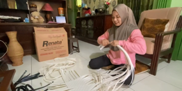 Berdayakan Tetangga, Ibu Tiga Anak di Blitar Raup Omzet Belasan Juta dari Kreasi Tas Anyaman
