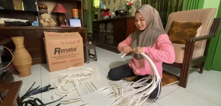 Berdayakan Tetangga, Ibu Tiga Anak di Blitar Raup Omzet Belasan Juta dari Kreasi Tas Anyaman