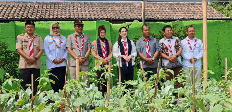 Tinjau Kawasan Produktif, Arumi Bachsin Apresiasi Kwarcab Pramuka Kota Kediri Kembangkan Kebun Sayur