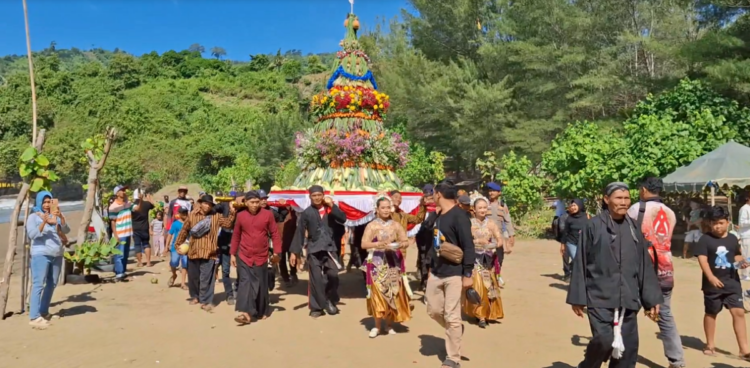 Kirab Sedekah Bumi Pantai Gemah: Wujud Syukur Sekaligus Upaya Pemdes Keboireng Dongkrak Wisata