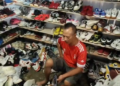Dari Hobi Jadi Rezeki, Pensiunan Asal Pare Kediri Raup Cuan dari Bisnis Sepatu Impor Bekas