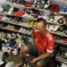 Dari Hobi Jadi Rezeki, Pensiunan Asal Pare Kediri Raup Cuan dari Bisnis Sepatu Impor Bekas