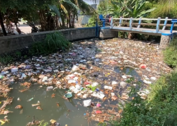 Bau Menyengat dan Air Mengeruh, Warga Kademangan Keluhkan Tumpukan Sampah di Sungai Plosoarang Blitar