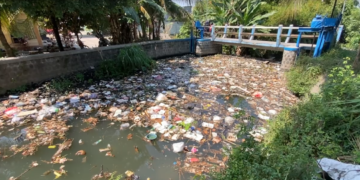 Bau Menyengat dan Air Mengeruh, Warga Kademangan Keluhkan Tumpukan Sampah di Sungai Plosoarang Blitar