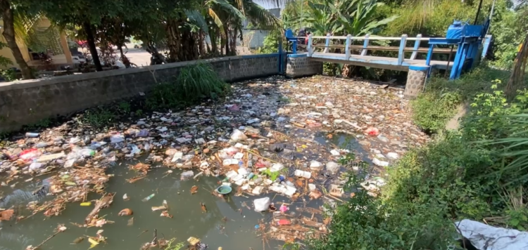 Bau Menyengat dan Air Mengeruh, Warga Kademangan Keluhkan Tumpukan Sampah di Sungai Plosoarang Blitar