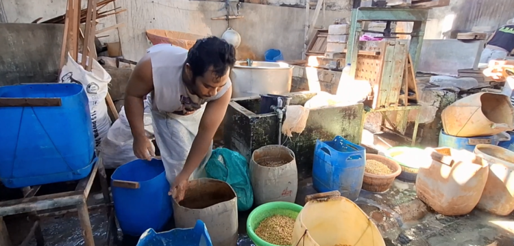 Imbas Rupiah Melemah, Harga Kedelai Meroket, Perajin Tahu di Kediri Pangkas Produksi