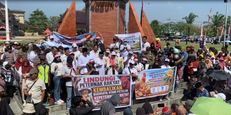 Harga Anjlok, Peternak Blitar Raya Gelar Aksi Bagikan 1 Juta Telur Gratis, Ribuan Warga Rela Berdesakan