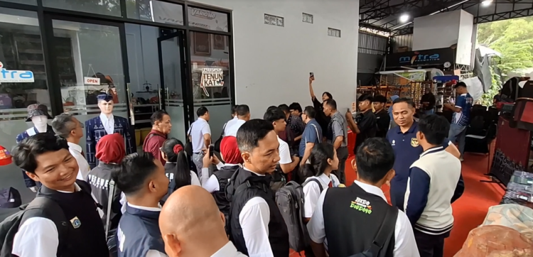 Geliatkan Sport Tourism, KONI Kediri Ajak Ofisial dan Pengurus PBTI Jelajahi Sentra Tenun Ikat Bandar Kidul