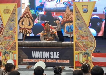 Sambut Hari Bhayangkara, Kapolsek Kediri Kota Edukasi Anak-Anak Gemar Makan Sehat Lewat Wayang Karton