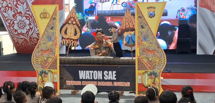 Sambut Hari Bhayangkara, Kapolsek Kediri Kota Edukasi Anak-Anak Gemar Makan Sehat Lewat Wayang Karton