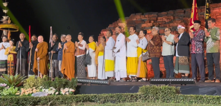 Rawat Harmoni Lintas Agama, Pemkab Kediri Gelar Tradisi Tirtayatra di Candi Tegowangi