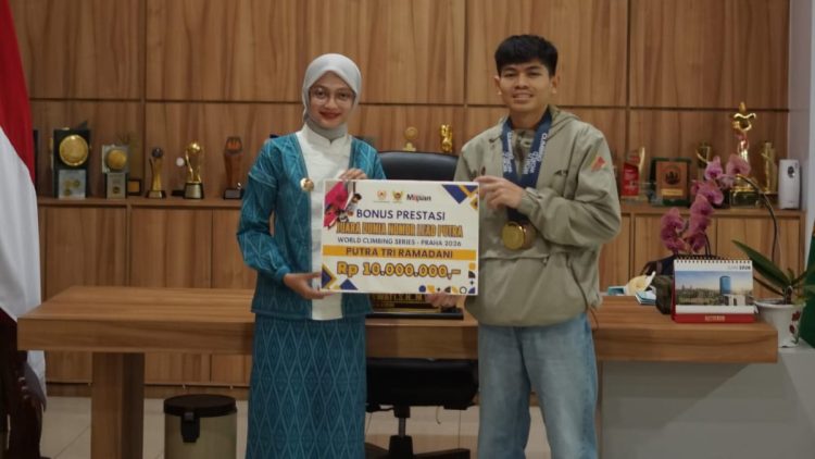 Putra Tri Ramadani Pulang Kampung, Disambut Wali Kota Kediri dengan Bonus Prestasi dan Dukungan Pembenahan Fasilitas Panjat Tebing