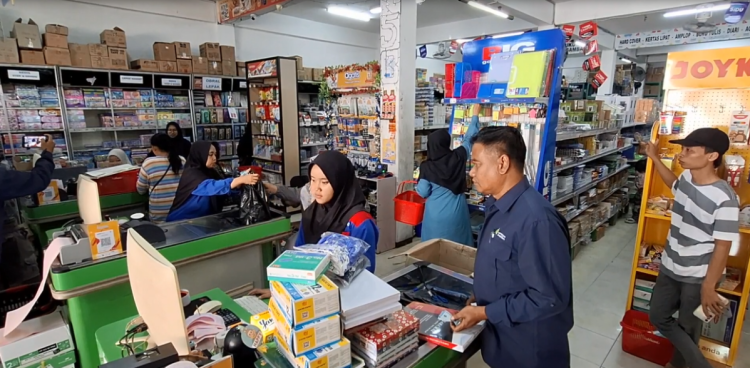 Musim Masuk Sekolah Dongkrak Penjualan ATK di Kediri, Toko Sudah Lepas 6.000 Karton Buku Tulis